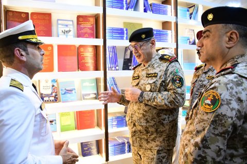 قائد القوة البحرية يفتتح مكتبة أمواج الإلكترونية في أكاديمية الخليج العربي