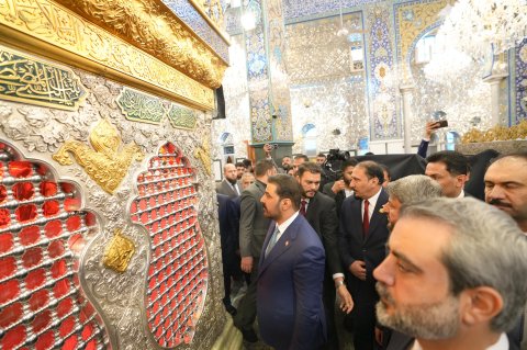 زيارة إلىالزيدي يزور  مرقد زينب (عليها السلام) في العاصمة السورية دمشق