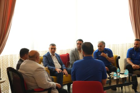محافظ البصرة يلتقي وفد نادي الاستقلال الإيراني في مقر اقامته