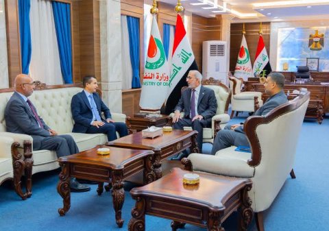 محافظ ذي قار يبحث مع وزير النفط تعزيز التعاون لتطوير المشاريع النفطية في المحافظة