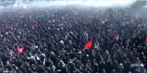 ملايين المشيّعين يؤدون صلاة الجنازة على جسد الشهيد الامام السيد علي الخامنئي