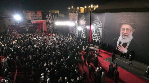 انطلاق  مراسم تشييع الشهيد السيد الخامنئي في مطار النجف الاشرف