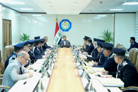 الزيدي يجري زيارة إلى وزارة الداخلية ويصادق على ملف ترقية عدد من ضباط الوزارة