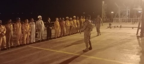القوة البحرية تنفذ مهمة تفتيش وحماية للناقلات النفطية والتجارية قبالة ميناء البصرة النفطي