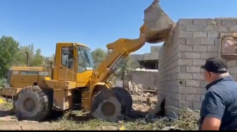 بلدية البصرة تنفذ حملة لإزالة التجاوزات وتنظيف الأنهر من النفايات