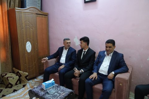 محافظ البصرة يكرم الطالب  المتفوقَ جابر عادل بمكافأةً ماليةً وسيارةً لحصوله على المعدلَ الكامل ١٠٠٪؜ في الدراسة الإعدادية