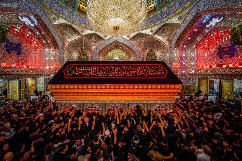 توافد حشود غفيرة من الزائرين إلى  مرقد الإمام علي  (عليه السلام)لإحياء ذكرى استشهاد الرسول( ص)