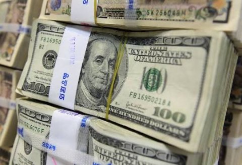 مصدر مسؤول : وصول دفعة من الدولار النقدي الى العراق بقيمة 500 مليون دولار