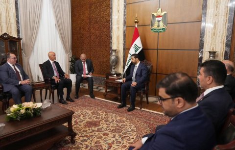 الزيدي وباراك يؤكدان حصر السلاح بيد الدولة ويبحثان تعزيز الشراكة العراقية الأمريكية