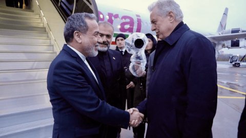 عراقجي يصل إلى سانت بطرسبرغ للقاء بوتين