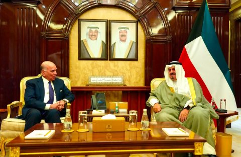 وزير الخارجية يبحث مع رئيس مجلس الوزراء الكويتي  تطوير العلاقات الاقتصادية وتفعيل مشاريع الربط الكهربائي والاستثمار