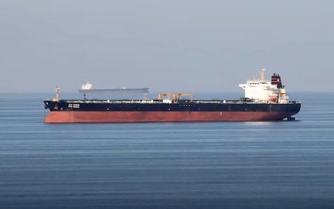 تعرض ناقلة نفط هندية تحمل النفط العراقي لإطلاق نار في مضيق هرمز
