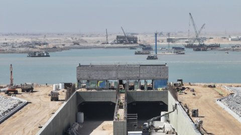 مصرع عامل باكستاني الجنسية أثناء سقوط حفارة داخل البحر بالقرب من مشروع النفق المغمور بالبصرة