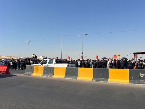 متعاقدو الـ13 ألف درجة وظيفية في البصرة يطالبون بصرف رواتبهم المتأخرة ويهددون بالتصعيد