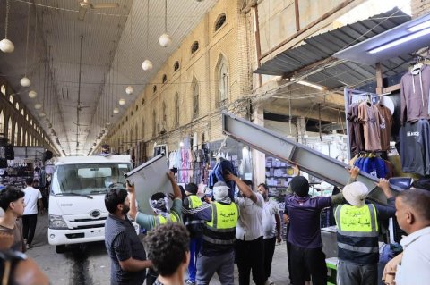 بلدية الكوفة تواصل حملاتها لإزالة المخالفات والتجاوزات في مركز المدينة