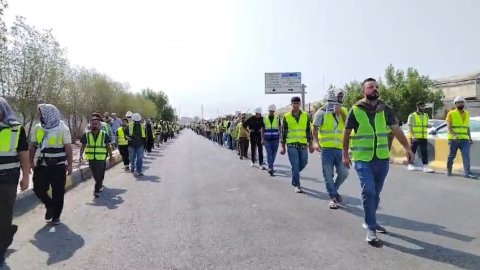 مسيرة لخريجي الهندسة النفطية والعلوميين في البصرة للمطالبة بالتعيين على نظام العقود في الشركات النفطية