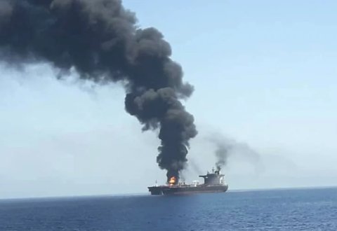 هيئة بحرية بريطانية: إصابة ناقلة نفط بمقذوف مجهول بمضيق هرمز واندلاع حريق ‏على متنها