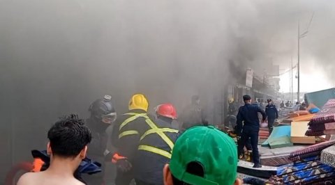 الدفاع المدني يسيطر على حريق مجمع للإسفنج بساحة عدن في بغداد وينقذ أربعة عمال