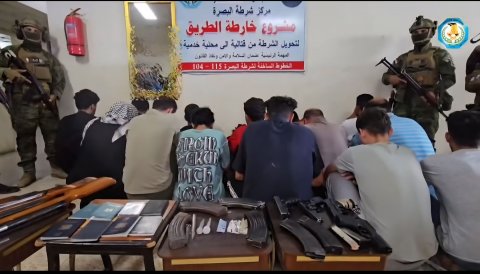 القبض على 20 متهماً بينهم من جنسيات أجنبية منتهية إقاماتهم وضبط أسلحة ومواد مخدرة في البصرة