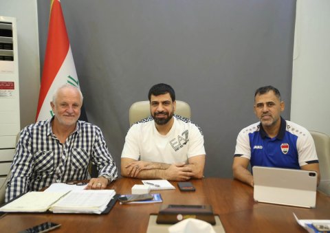 رئيس دائرة المنتخبات يجتمع بالملاكين التدريبي والإداري للمنتخب الوطني