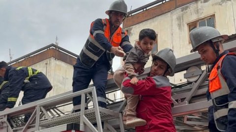 الدفاع المدني في كربلاء ينقذ عوائل إثر انهيار شقق سكنية بسبب الأمطار