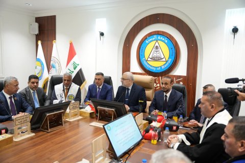 وزير التعليم ومحافظ البصرة يعقدان اجتماع في مجلس جامعة البصرة 