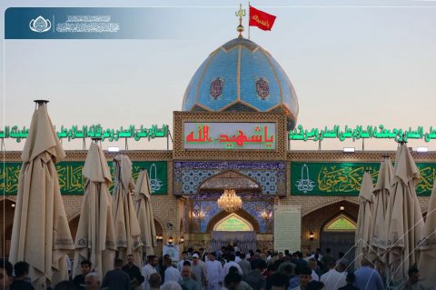 مرقد الشهيد الصدر ونجليه يكتسي ببهجة عيد الغدير ويستقبل جموع الزائرين