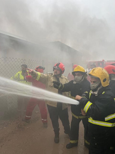 اخماد  حريق اندلع داخل مخزن مواد غذائية تابع لشركة نفطية في قضاء الزبير