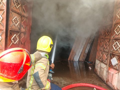 أخماد حريق اندلع في معمل للنجارة شمالي البصرة