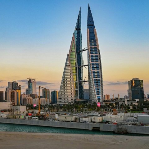 الحرس الثوري الإيراني يعلن استهداف البنية التحتية لمركز بيانات \"أمازون\" في البحرين