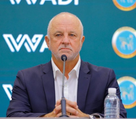 لجنة ثلاثية لتجديد التعاقد مع أرنولد لقيادة منتخب العراق