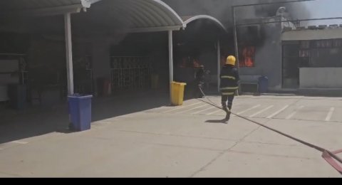 الدفاع المدني يخمد حريقاً في إدارة مدرسة بمجمع كليات باب الزبير بالبصرة