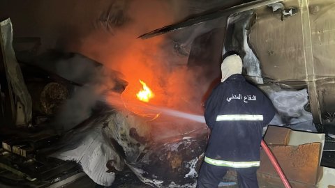 الدفاع المدني تخمد حريقاً بمعمل للنجارة في بغداد