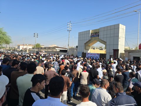 وقفة احتجاجية لعقود 10 آلاف ضمن ملف 38 درجة وظيفية أمام تربية البصرة بسبب تأخر رواتبهم