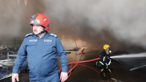 السيطرة على  حريق اندلع في احد الجملونات بمنطقة صناعية حمدان بالبصرة