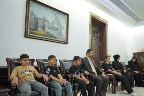 الزيدي يوجه بتوفير الرعاية الكاملة لأُسرتي شهيدي الواجب في منطقة الدورة