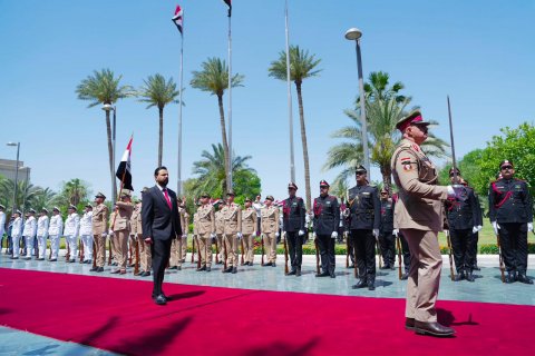 الزيدي يتسلم  مهامه رسمياً رئيساً للحكومة وقائداً عاماً للقوات المسلحة