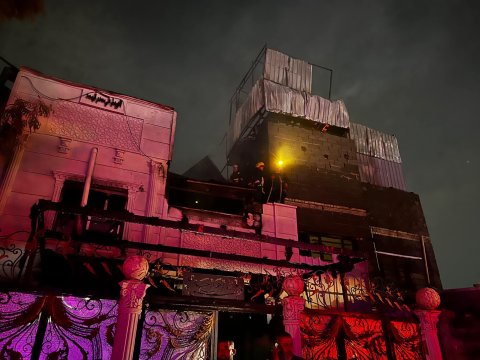 الدفاع المدني ينقذ 6 مواطنين ويخمد حريقاً اندلع في منازل عشوائية بمنطقة الطالبية في بغداد