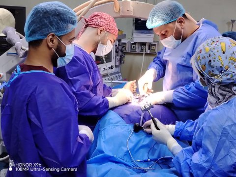 رغم خطورة جراحة المسنين.. فريق جراحي في مستشفى الموانئ التعليمي بالبصرة ينجح برفع ورم دماغي لمسنة سبعينية