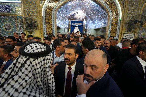 الزيدي يؤدي مراسم الزيارة لمرقد الإمام علي بن أبي طالب (عليه السلام)