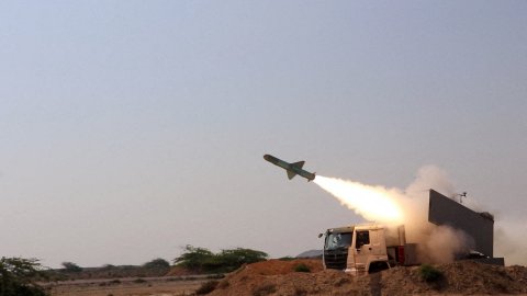 الجيش الإيراني يعلن استهداف قاعدة أحمد الجابر بالكويت