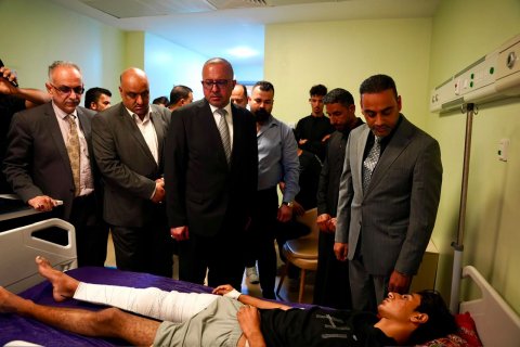 نائب محافظ البصرة  يتفقد الحالة الصحية  لمصابي حادث زوار الأربعين في المستشفى