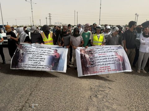 كوادر الـ FCC والمهندسون والعلوميون في البصرة  يغلقون بوابة البرجسية للمطالبة بالتعيين