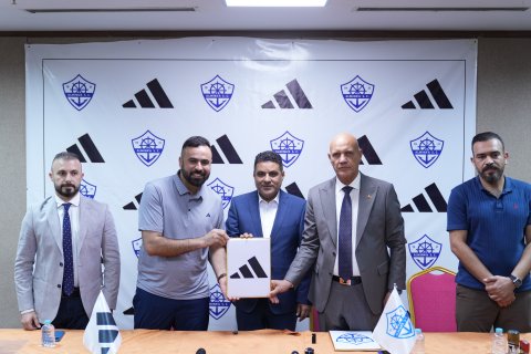 نادي الميناء يوقّع عقداً مع أديداس لتجهيزه بالمستلزمات الرياضية