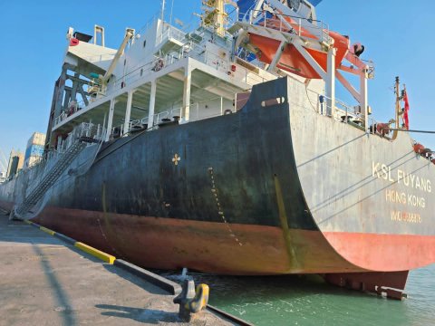 موانئ العراق تستقبل السفينة KSL FUYANG المحملة بمعدات نفطية وكهربائية ضخمة