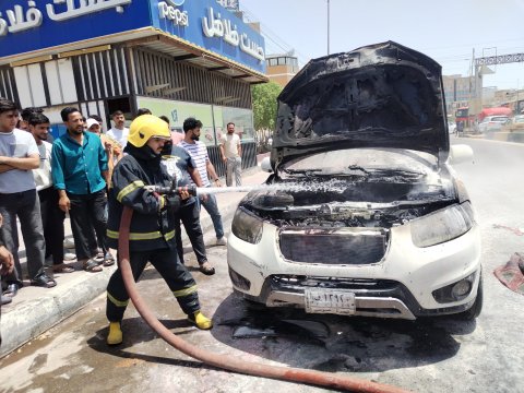 إخماد حريق   اندلع في عجلة نوع سنتافي وسط البصرة