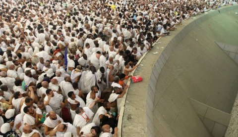 الحجاج يرمون جمرة العقبة الكبرى في اول ايام عيد الاضحى