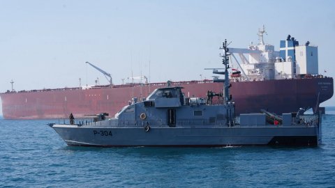 بعد فتح مضيق هرمز .. وصول ناقلة عملاقة لتحميل مليوني برميل من النفط العراقي