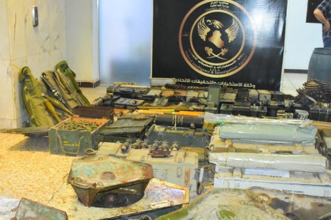 قوة  أمنية في بغداد تلقي  القبض على متهمين اثنين وضبط أسلحة وأموال عائدة الى المتهم ( اسماعيل المكنى ابو درع)