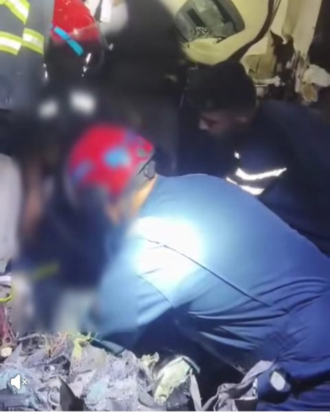 فرق الدفاع المدني تنقذ مصابَيْن وتنتشل جثتين في حادث سير مروع في السريع الدولي بالبصرة